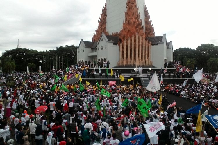 Pasangan bakal calon Walikota dan Wakil Walikota Makassar, Munafri Arifuddin-Rahmatika Dewi (Appi-Cicu) melakukan deklarasi di Monumen Mandala Jl Jendral Sudirman, Makassar, Rabu (10/1/2018). 