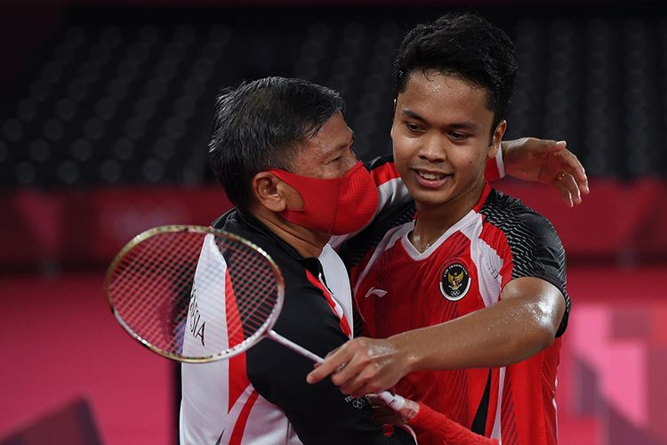 Pebulu tangkis tunggal putra Indonesia Anthony Sinisuka Ginting (kanan) memeluk pelatih Hendry Saputra usai menang atas tunggal Guatemala Kevin Cordon dalam perebutan medali perunggu Olimpiade Tokyo 2020 di Musashino Forest Sport Plaza, Tokyo, Jepang, Senin (2/8/2021). Anthony menang dengan skor 21-11, 21-13, dan berhasil meraih medali perunggu.