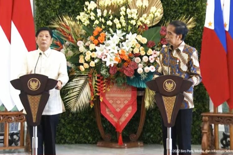 Presiden Filipina Ferdinand Marcos Jr saat memberikan keterangan pers bersama Presiden Joko Widodo di Istana Kepresidenan Bogor pada Senin (5/9/2022).