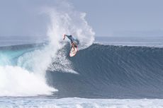 Berkompetisi di Lampung, Peselancar Australia Terpukau dengan Ombak Pantai Tanjung Setia