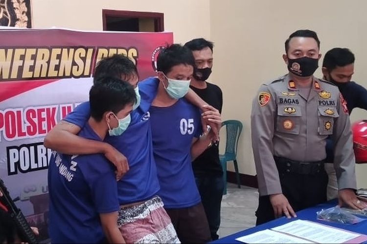 Botak (tengah) residivis begal sadis usai ditangkap di Polsek Ujung Pandang, Makassar, Rabu (9/9/2020).