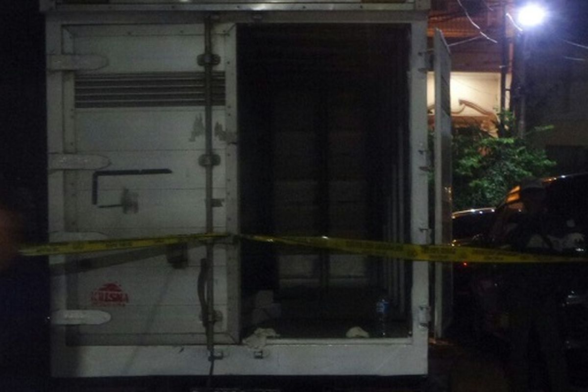 Badan Narkotika Nasional (BNN) menyita sebuah mobil boks yang mengangkut 300 kilogram narkoba jenis sabu di Pluit, Jakarta Utara, Rabu (26/7/2017) malam.