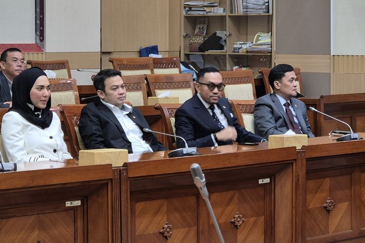 Penampakan Ahmad Sahroni (berkaca mata) sebelum ditunjuk menjadi Wakil Ketua Komisi III DPR lagi, Kamis (19/2/2026). 