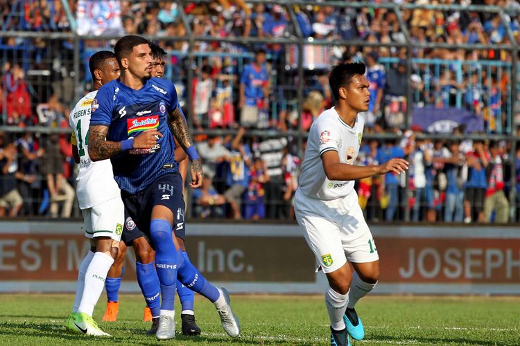 Pemain asing Arema FC, Arthur Cunha diantara pemain Persebaya Surabaya saat Pekan 14 Liga 1 2019 yang berakhir dengan skor 4-0 di Stadion Kanjuruhan Kabupaten Malang, Jawa Timur, Kamis (15/082019) sore.