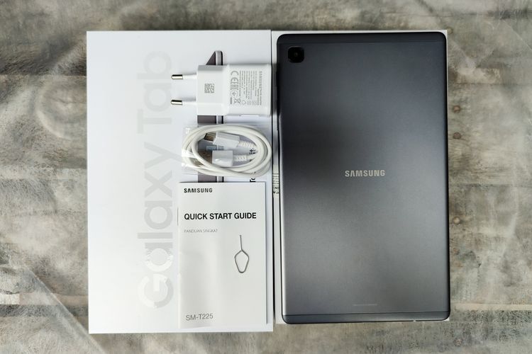 Isi kotak kemasan Samsung Galaxy Tab A7 Lite hanya berisi satu unit tablet, kepala adapter 7,8W, kabel USB tipe C, buku panduan, dan ejektor untuk SIMcard.