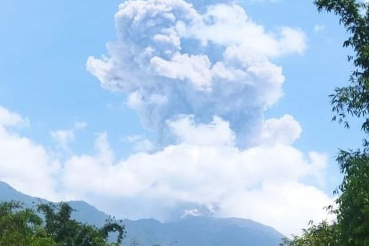 Erupsi Gunung Marapi setinggi 1.000 meter. Letusan ini menjadi yang pertama di ramadhan tahun ini setelah sebelumnya aktivitas gunung itu sempat menurun dalam lima hari terakhir,  Kamis (14/3/2024). 