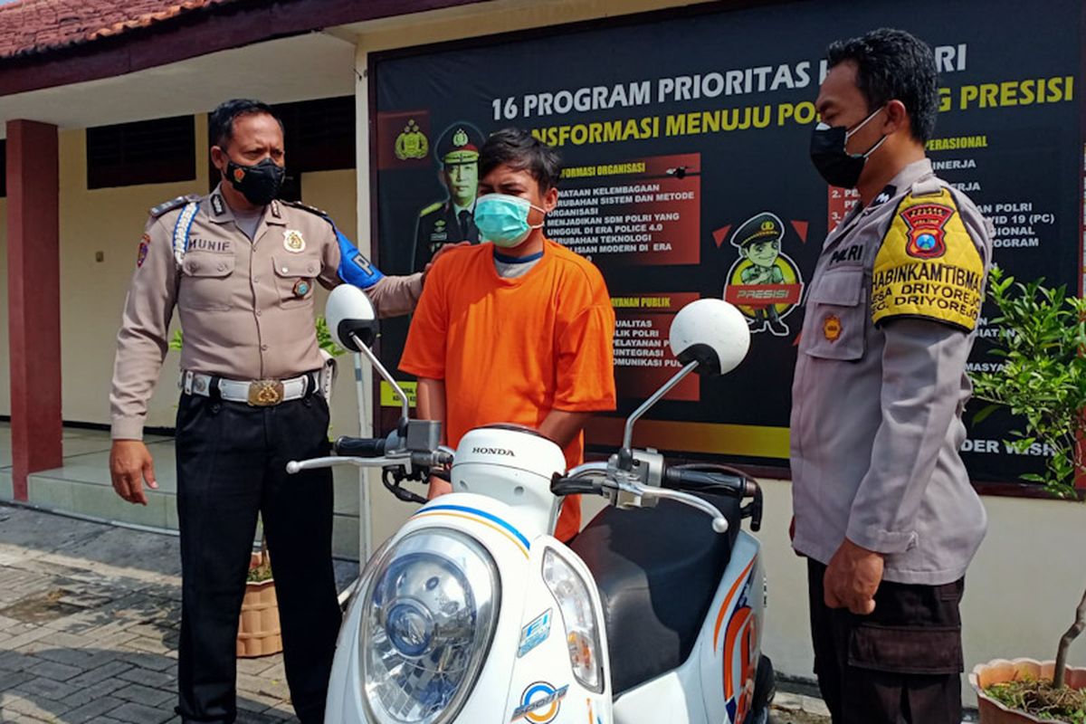 Pelaku perampasan sepeda motor milik LNI, saat diamankan oleh jajaran Polsek Driyorejo, Gresik.
