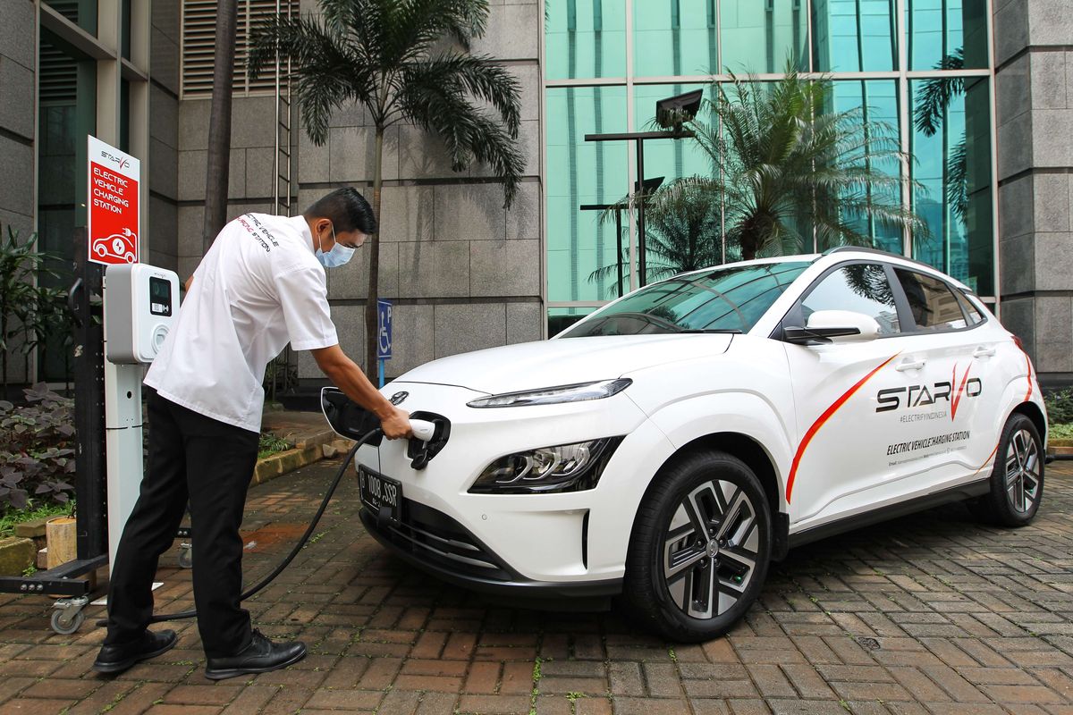 Petugas melakukan pengisian mobil listrik saat penandatangan kesepakatan kerjasama antara PT. Grahabuana Cikarang sebagai pengembang kawasan Kota Jababeka Cikarang dan PT. Starvo Global Energi di Jakarta, Selasa (25/5/2021). Kesepakatan kerjasama ini mencakup pengadaan, penjualan dan pemasangan SPKLU/EVCS (Electric Vehicle Charging Station) yang difokuskan di kawasan Kota Jababeka, meliputi gedung-gedung komersial, smart manufactures, smart homes serta pembangunan stasiun mandiri SPKLU di area umum dan terbuka.