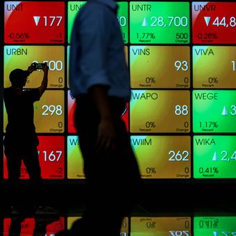 Ilustrasi: Pergerakan Indeks Harga Saham Gabungan (IHSG) di Bursa Efek Indonesia (BEI), Jakarta, Senin (1/7/2018). 