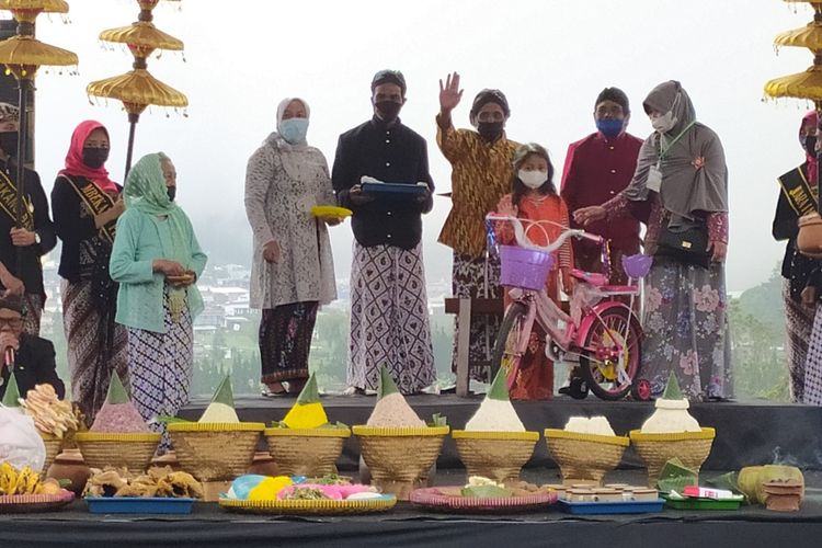 Pemotongan rambut gimbal dalam Dieng Culture Festival (DCF) di dataran tinggi Dieng, Kabupaten Banjarnegara, Jawa Tengah, Selasa (2/11/2021).