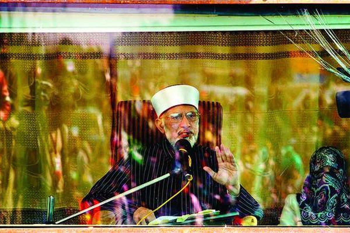 Ulama populer Pakistan, Tahirul Qadri, berbicara kepada para pendukungnya dari balik kaca antipeluru pada aksi unjuk rasa di Islamabad yang memasuki hari ketiga, Rabu (16/1). Aksi unjuk rasa antipemerintah yang mengusung isu antikorupsi dan perintah Mahkamah Agung untuk menangkap Perdana Menteri Pakistan Raja Pervez Ashraf, sehari sebelumnya, menjadi pukulan ganda bagi Pemerintah Pakistan yang dibelit isu korupsi menjelang pemilihan umum di negeri itu.