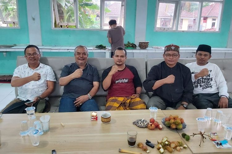 Calon bupat dari independen, Cep Zamzam Djulfikar (kiri), Tatang Farhanul Hakim (dua dari kiri) dan sejumlah tim pemenangan pasangan independen di Pondok Pesantren Sukarame, Kabupaten Tasikmalaya, Jumat (27/12/2019).