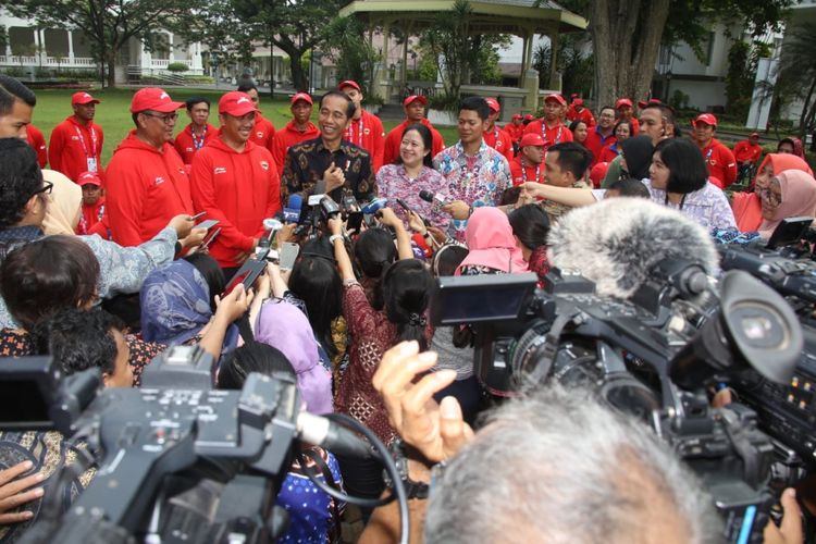 Presiden Jokowi bersama Menko PMK Puan Maharani mengadakan jumpa pers sesuai menerima kontingen Indonesia di Asian Para Games III 2018 