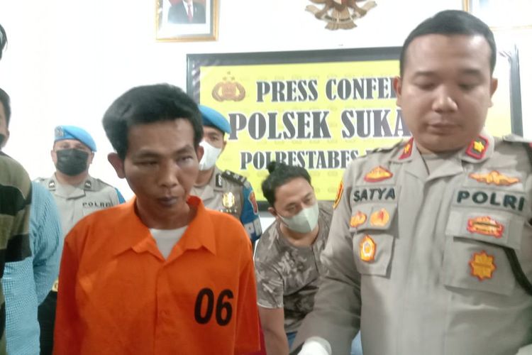 Dadang (38) pemulung yang membunuh petugas kebersihan di Palembang karena sakit hati ditegur saat berada di Polsek Sukarami, Palembang, Sumatera Selatan, Sabtu (23/7/2022).