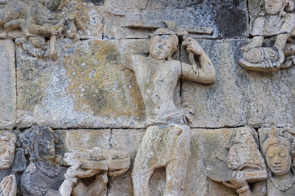 Relief Siddharta Gautama memangkas rambut, Candi Borobudur, Jawa Tengah.