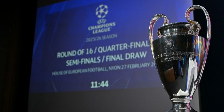 Trofi Liga Champions dipajang dalam acara drawing babak 16 besar Liga Champions 2025-2026 di Nyon, Swiss barat pada 27 Februari 2026. (Foto oleh Harold CUNNINGHAM / AFP)