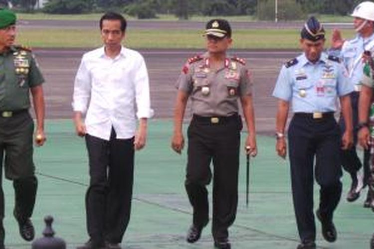 Presiden Joko Widodo saat tiba di Bandara Halim Perdana Kusumah, Senin (23/2/2015) usai blusukan di Tanjung Lesung, Banten.