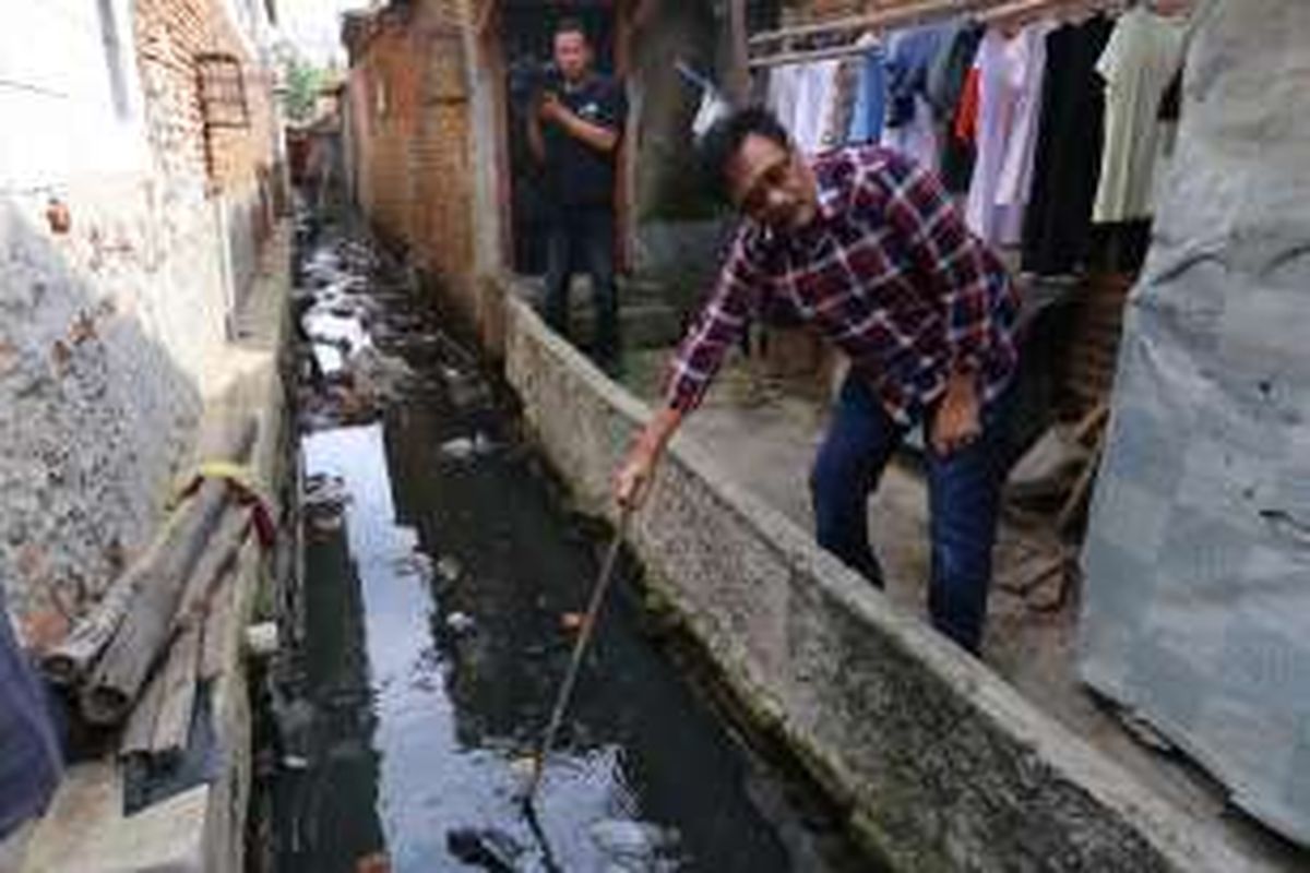 Calon wakil gubernur DKI Jakarta nomor urut 2, Djarot Saiful Hidayat saat kampanye di Kalideres, Jakarta Barat. Rabu ( 07/12/2016). Djarot berdiskusi mengenai banjir dengan warga setempat. 