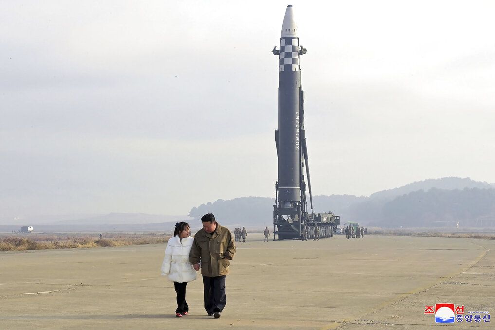 Putri Kim Jong Un Tampil untuk Pertama Kalinya, Amati Uji Coba Rudal Balistik dengan Ayah