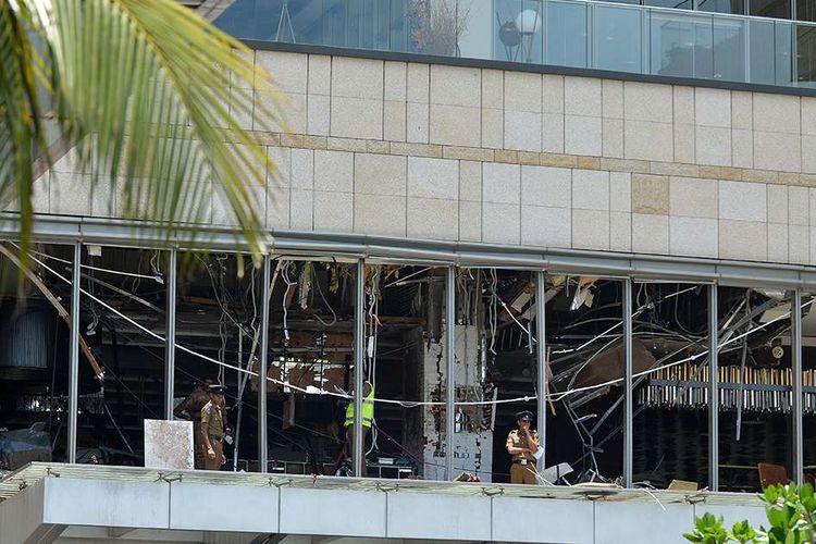 Personel polisi berada di lokasi ledakan di sebuah area di Shangri-La Hotel, Kolombo, Sri Lanka, Minggu (21/4/2019). Setidaknya 137 orang tewas dan lebih dari 200 orang lainnya terluka akibat ledakan bom di tiga gereja dan tiga hotel di Sri Lanka saat umat Kristen merayakan Paskah.