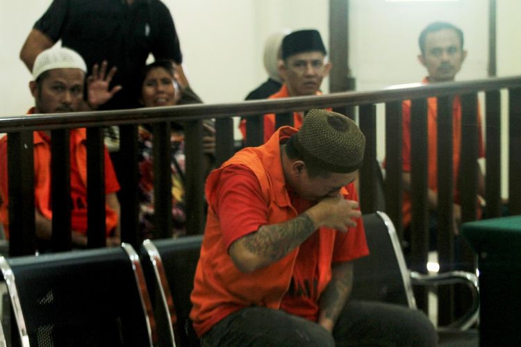 Michael Kosasih alias Miki (26) terdakwa kasus penyelundupan narkoba divonis hakim hukuman mati, lantaran membawa sabu sebanyak 20 kilogram serta 18.800 Butir pil ekstasi. Sidang tersebut berlangsung di Pengadilan Negeri Klas 1 A, Palembang,  Rabu (12/2/2020).