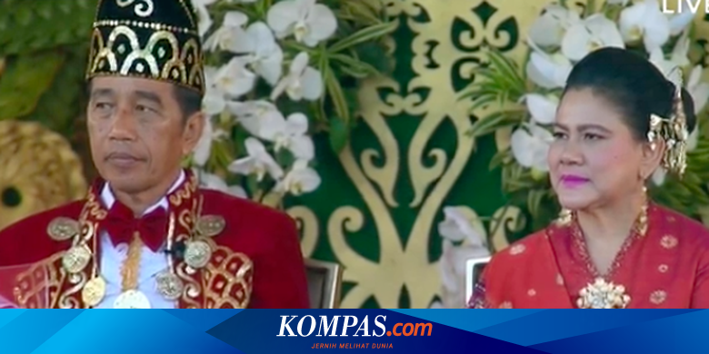 Jokowi Kenakan Busana Adat Suku Banjar Pimpin Upacara Penurunan Bendera Merah Putih di IKN
