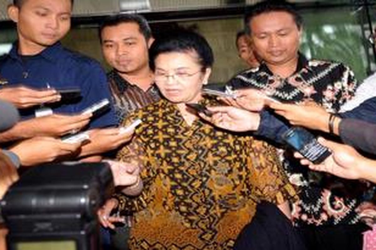 Mantan Menteri Kesehatan, Siti Fadillah Supari usai menjalani pemeriksaan di kantor Komisi Pemberantasan Korupsi (KPK), Jakarta, Jumat (1/4/2011). Ia diperiksa menjadi saksi dalam perkara korupsi pengadaan alat kesehatan penanganan wabah flu burung di Departemen Kesehatan pada tahun 2006 dengan tersangka Ratna Dewi Umar. 