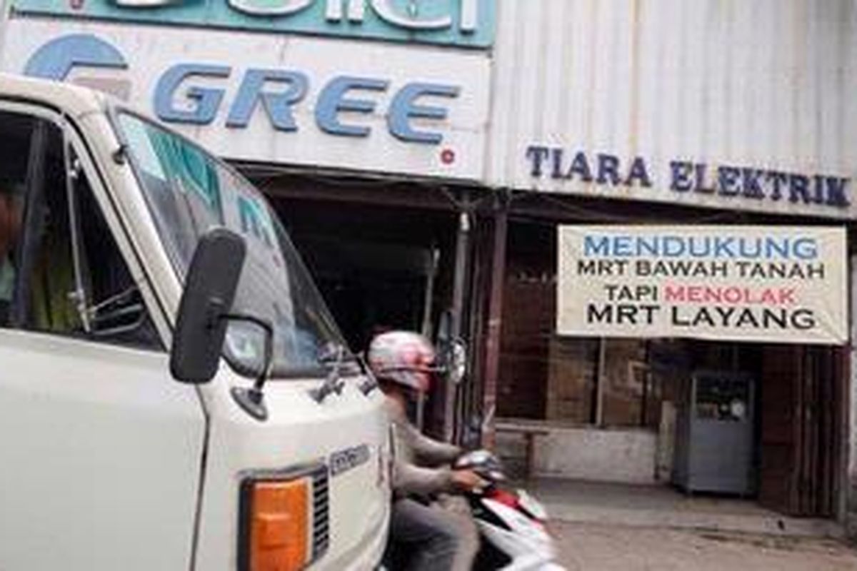 Pedagang dari Pasar Blok A, Pasar Mede, dan Pasar Cipete yang tergabung dalam Asosiasi Pedagang Pasar Seluruh Indonesia (APPSI) berunjuk rasa di depan Pasar Blok A, Jakarta Selatan, Rabu (12/12/2012). Mereka menolak pembangunan Mass Rapid Transit (MRT) layang yang akan melintas di Jalan Fatmawati Raya dan mendesak Pemprov DKI Jakarta untuk membangun jalur MRT bawah tanah. Salah satu alasan penolakan adalah pembangunan MRT layang akan mengusur kawasan pasar menjadi area park and ride. 

