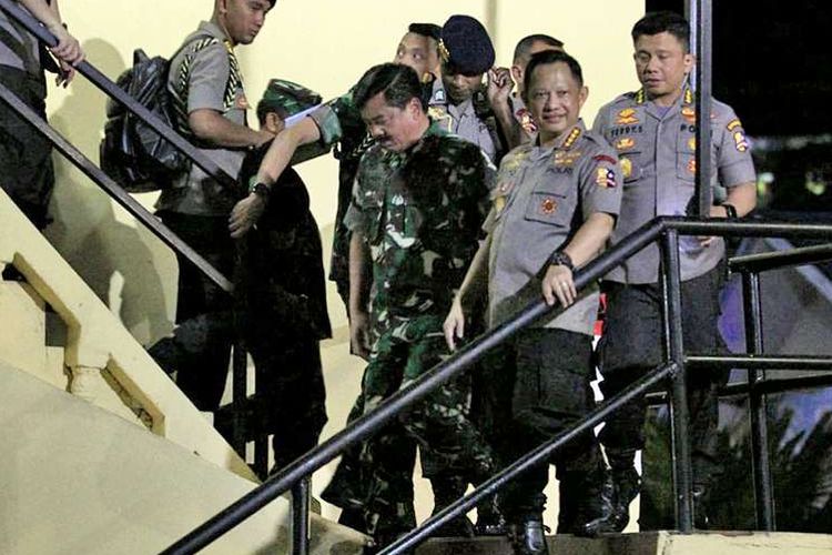 Panglima TNI Marsekal TNI Hadi Tjahjanto (ketiga kanan) dan Kapolri Jenderal Tito Karnavian (kedua kanan) berjalan seusai menggelar pertemuan tertutup di Mapolda Papua, Jayapura, Papua, Selasa (27/8/2019). Kapolri mengajak masyarakat untuk menjaga situasi keamanan di Papua serta jangan terpengaruh hoaks.