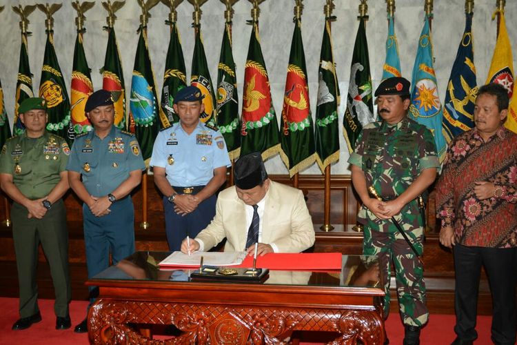 Menteri Pertahanan Prabowo Subianto mengisi buku tamu saat berkunjung ke Mabes TNI