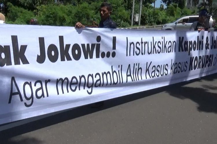 Ratusan demonstran mendatangi kantor Wali Kota Parepare Taufan Pawe untuk meminta penjelasan mandegnya gaji kader Posyando dan petugas Call Center 112 selama empat bulan. Mereka mengindikasi ada korupsi di lingkaran Dinas Kesehatan Parepare dan meminta Jokowi turun tangan, Senin (25/2/2019). 