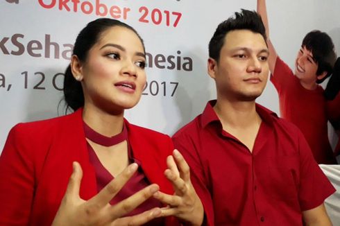 Titi Kamal dan Christian Sugiono Ajarkan Lima Bahasa kepada Anak