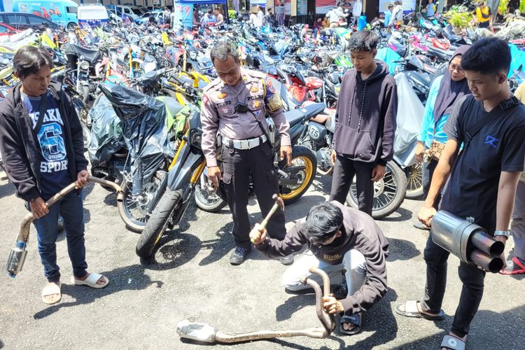 Pemilik diminta memusnahkan knalpot brong dengan cara dirusak dengan palu di Satlantas Polresta Banyumas, Jawa Tengah, Kamis (22/2/2024).