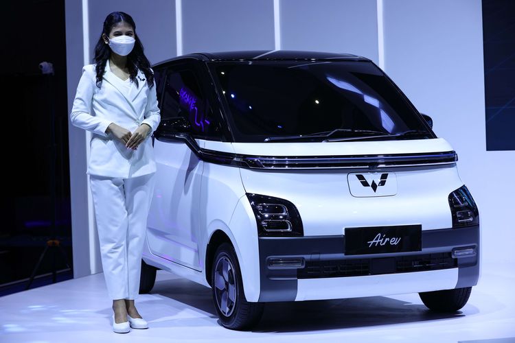 Mobil listrik Wuling Air Ev dipamerkan di ajang Periklindo Electric Vehicle Show (PEVS) 2022 di JIExpo Kemayoran, Rabu (27/7/2022). Selain desainnya yang compact, pengisian daya Air ev bisa dilakukan di rumah dengan memperhatikan terlebih dahulu kapasitas listrik rumah, mengusung konsep easy home charging.