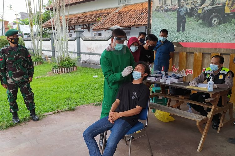 Tim Dokkes Polresta Banyumas melakukan tes cepat antigen terhadap mahasiswa yang akan melakukan unjuk rasa di Purwokerto, Kabupaten Banyumas, Jawa Tengah, Minggu (23/5/2021).