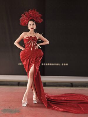 Patricia Gouw tampil memukau di Jember Fashion Carnaval dan Artwear Carnival 2025 dengan busana dramatis, aksesori megah, dan riasan glamor.