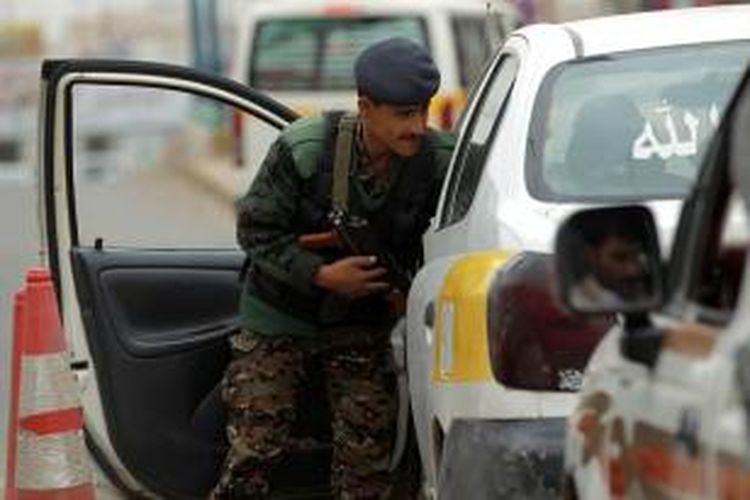 Militer Yaman melakukan pemeriksaan ketat kendaraan bermotor yang akan masuk ke dalam kawasan bandara internasional negeri itu di ibu kota Sana'a, mengantisipasi ancaman serangan Al Qaeda.