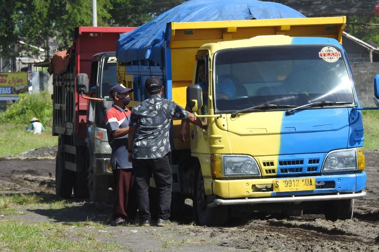 Armada truk pasir dilarang lewati Jalan Desa Bago - Condro selama gelaran Porprov Jatim VII