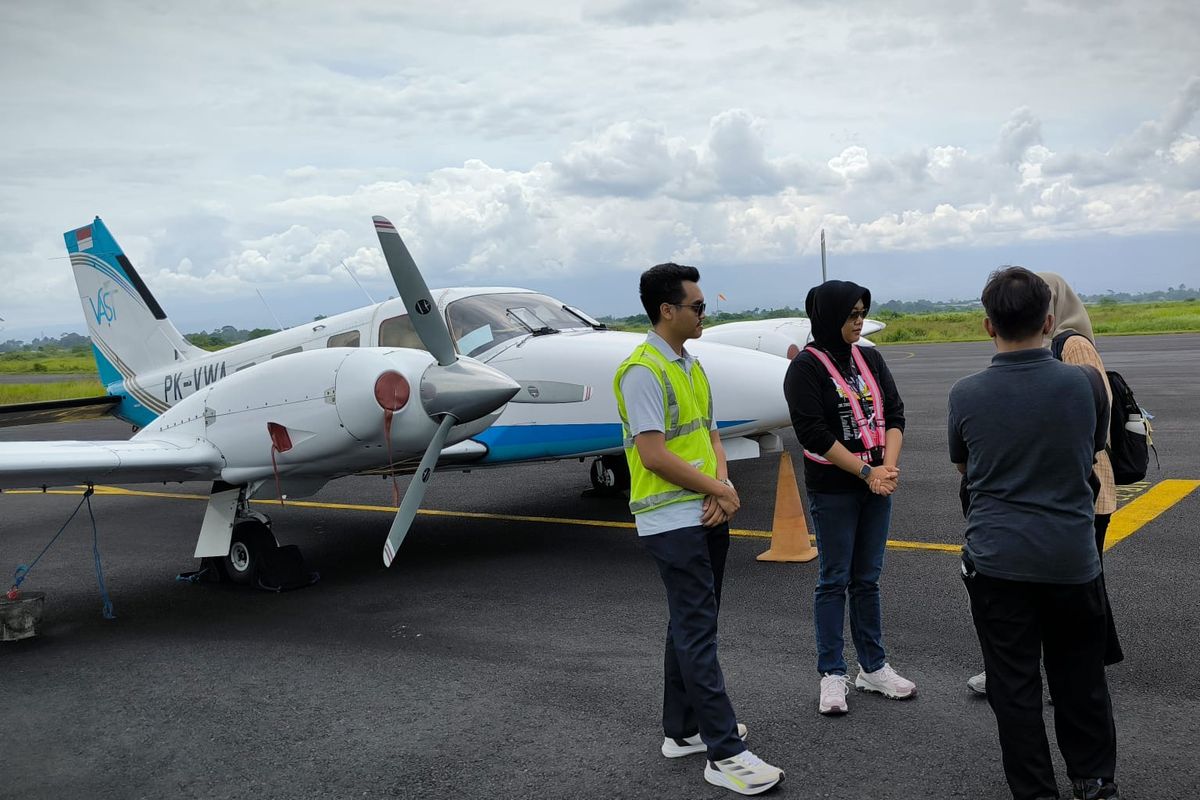 Petugas di Bandara Notohadinegoro Jember pada April lalu.