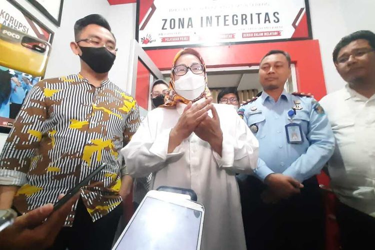 Mantan Gubernur Banten Ratu Atut Chosiyah usai mengurus pembebasan bersyarat di Bapas Serang