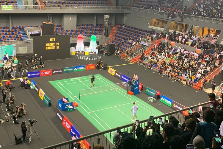 Suasana pertandingan ekshibisi bulu tangkis Tepok Bulu 2022 antara Vincent Rompies vs Valentino Simanjuntak di Mahaka Square, Jakarta, pada Minggu (3/7/2022).