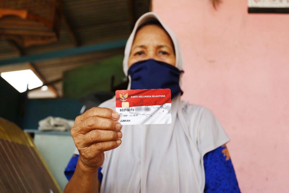 Seorang warga penerima bantuan sosial (bansos) dari Kementerian Sosial.