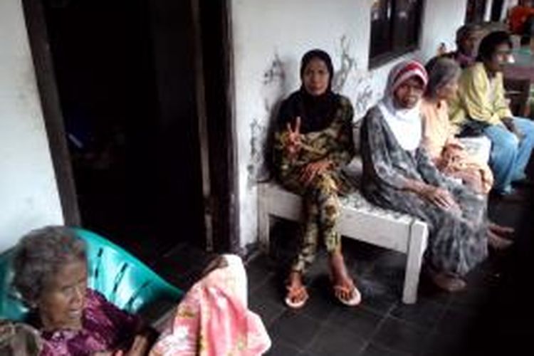 Para penghuni Panti Jompo Welas Asih, Kabupaten Tasikmalaya, yang mayoritasnya adalah perempuan berusia lanjut sedang bercengkrama di depan kamar mereka, Senin (23/12/2013).