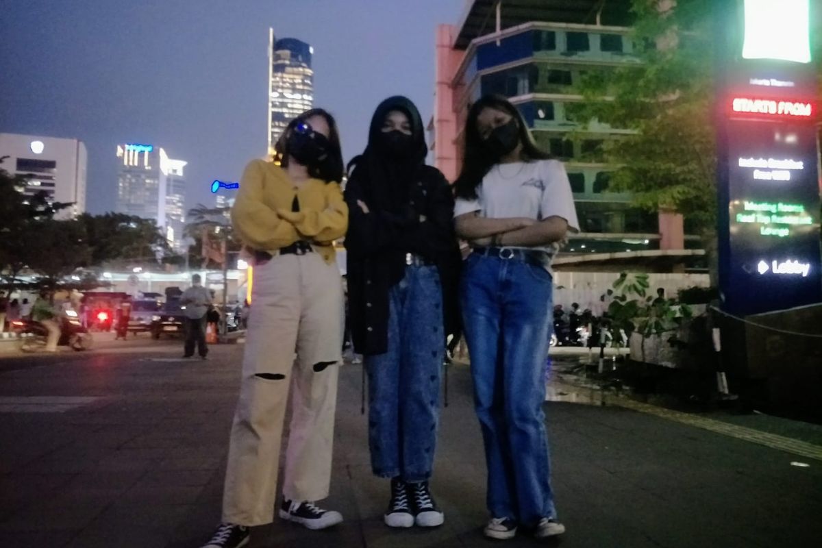Tiga remaja asal Kampung Pulo, Depok berpose di pedestarian kawasan berorientasi transit Dukuh Atas, Jakarta Pusat, Senin (25/7/2022) malam.