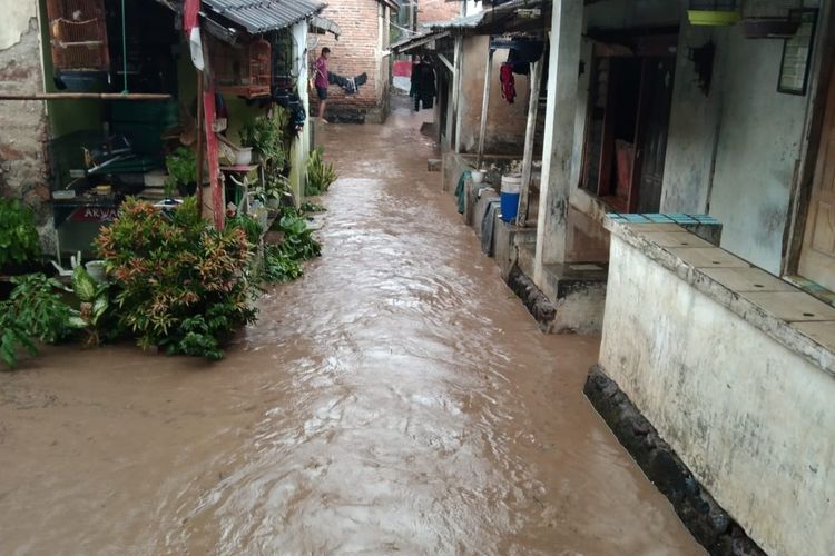 Banjir di Mangkang Semarang yang disebabkan karena Sungai Beringin Semarang meluap