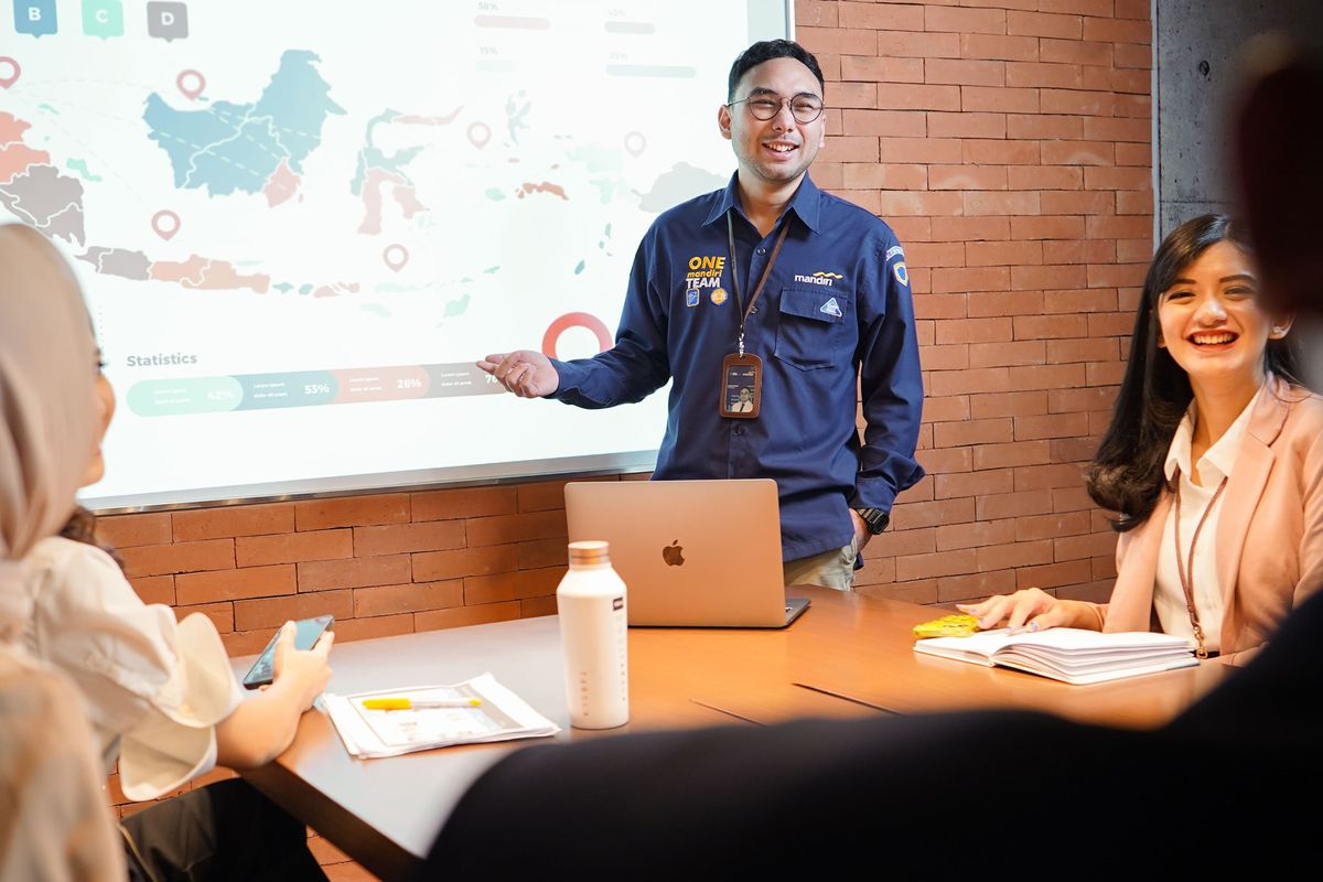 Ilustrasi Pegawai Bank Mandri atau Mandirian sedang rapat.