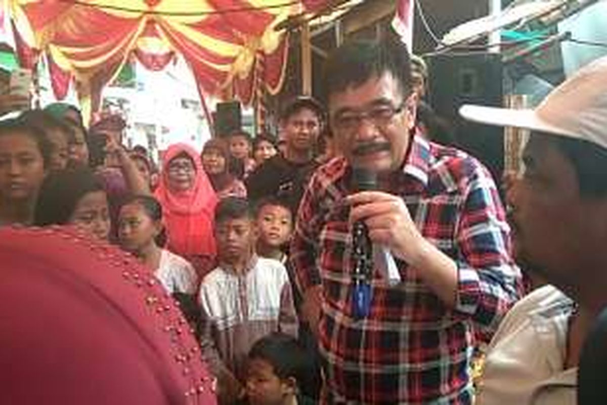 Calon wakil gubernur DKI Jakarta Djarot Saiful Hidayat mendengarkan aspirasi warga Jalan Merdeka Sari, Kapuk, Cengkareng, Jakarta Barat, Minggu (30/10/2016).