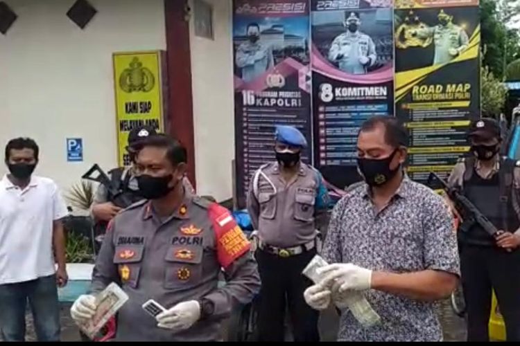 Kapolsek Gilimanuk saat menunjukkan barang bukti berupa STNK motor hasil curian yang akan diselundupkan ke luar Bali. 