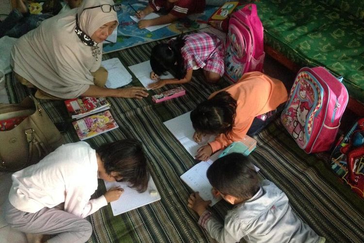 Zairiah Lubis (55) guru PAUD di Panjang Selatan mengajar anak didiknya di tengah keterbatasan, Selasa (5/10/2021). Sebagian besar murid berasal dari keluarga tidak mampu, sehingga tidak memungkinkan belajar secara daring.