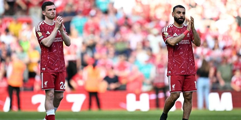 Andrew Robertson (kiri) dan Mohamed Salah (kanan) bertepuk tangan kepada para penggemar di lapangan setelah pertandingan sepak bola Liga Inggris antara Liverpool vs Brentford di Anfield di Liverpool, barat laut Inggris pada 24 Mei 2026. (Foto oleh Paul ELLIS / AFP)